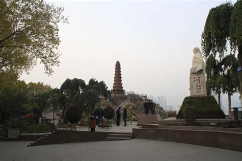  Hongshan Park -  En grönskande oas med historiska skatter!