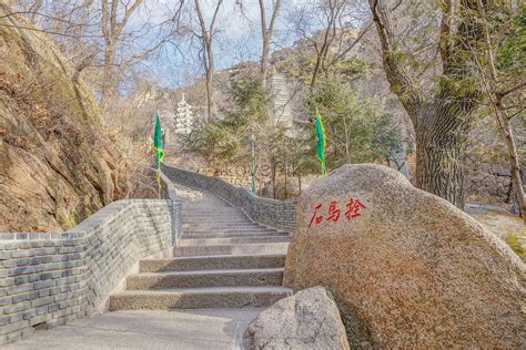  Qianshan National Scenic Area: Enigmatic Peaks and Whispering Legends!