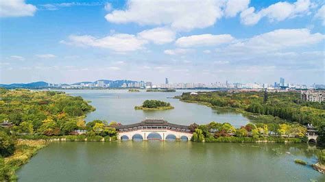 Taihu-berget! En mystisk plats med utsikt över den glittrande Taihu-sjön!