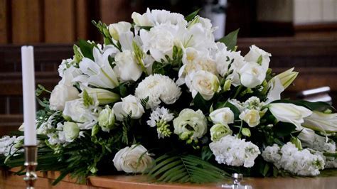 What Color of Flowers for Funeral: A Discussion on Symbolism and Tradition